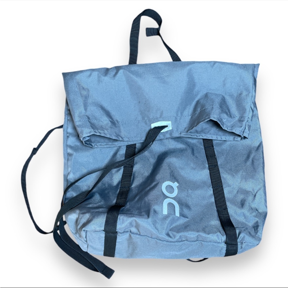 On Running Messenger Backpack Gray Reflective - image 2